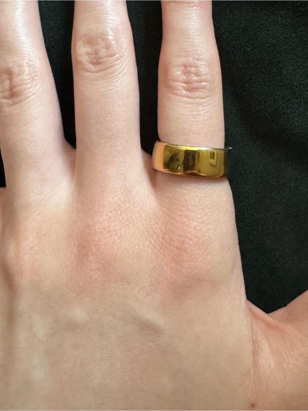 Oura Ring 4 – Gold – Size 8 – Charger Included